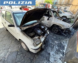 Adrano, individuati i balordi che hanno dato fuoco a due auto in piazza Mercato