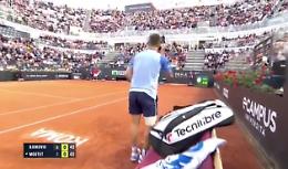Moutet gioca contro Djokovic, ma squilla il suo telefono: &laquo;Posso rispondere?&raquo;