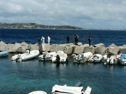 Neonato trovato morto tra gli scogli, arrestata la madre della puerpera tredicenne: «Lo ha soffocato e nascosto in uno zaino»