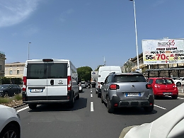 Catania, quattro incidenti e traffico paralizzato: ambulanza bloccata