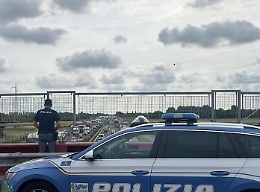 Litiga con la moglie, la butta da un ponte e viene travolta da un camion: orrore a Padova