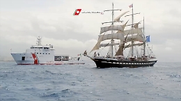 La fiaccola olimpica attraversa lo Stretto di Messina su un veliero francese