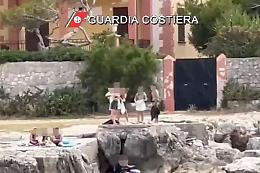 Moto d'acqua sfreccia tra i bagnanti a Sferracavallo: multa e sequestro