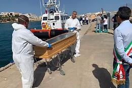 Migranti, 13 salme trasferite da Lampedusa a Porto Empedocle