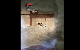 Lo sfregio del turista olandese: con un pennarello "firma" la parete di una domus romana a Ercolano