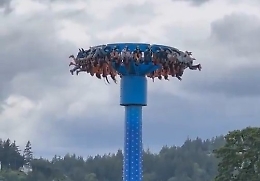 La giostra si blocca e trenta persone restano a testa in giù