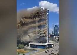 Kazakistan, grattacielo di Astana in fiamme