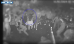 Il "branco", le botte e pure le mani lunghe: «Mi hanno toccata in tutte le parti del corpo»