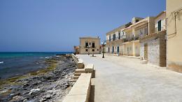 Sampieri, aggredisce gli operatori della nettezza urbana: &egrave; caccia all'uomo