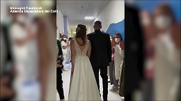 Gli sposi in ospedale dal papà malato di SLA: il video che ha commosso il web