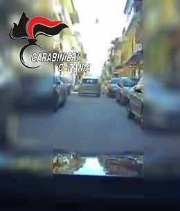 Scappa al posto di blocco, inseguimento per la strade di Scordia: il video dei carabinieri