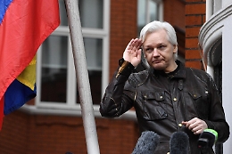 Julian Assange lascia il carcere: si dichiara colpevole e pu&ograve; tornare in Australia