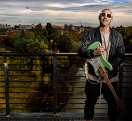 "Uomini" di Alex Britti anche anticipa il nuovo album e il concerto in Sicilia