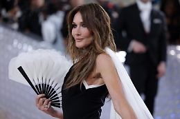 Carla Bruni indagata in Francia: è accusata di avere corrotto un testimone nella vicendai fondi libici per Sarkozy