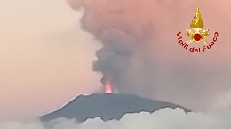 L'Etna sembra placarsi, non c'è più emissione di cenere: parossismo finito?
