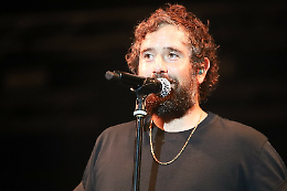 Tommaso Paradiso a Villa Bellini: Casa Paradiso e i grandi successi stasera al Sotto il Vulcano Fest