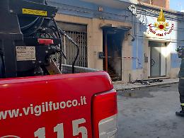 La folle gelosia di un uomo (arrestato) e il rogo che poteva finire in tragedia: cosa sappiamo dell'incendio della palazzina di Vittoria