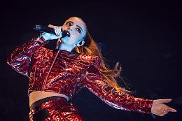 Annalisa fa ballare "sinceramente" la villa Bellini, a Catania: tutto pieno per la regina del pop