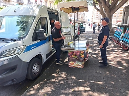 Catania, multati 16 "spremi agrumi" abusivi nel centro storico