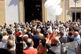 L'addio a Frank ucciso dal morso di un ragno violino: 2mila persone al funerale