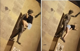 Si arrampica sulla statua del Bacco a Firenze e mima atto sessuale: caccia alla turista irrispettosa