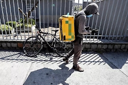 «Non posso fare la consegna al piano», rider picchiato da un cliente a Palermo