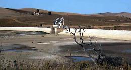 Siccità, a Caltanissetta un'autobotte della forestale dà acqua agli allevatori a secco