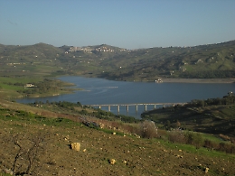 Siccità, la Regione trova l'acqua per arance e pesche dell’Agrigentino. Schifani: «Salviamo le produzioni d’eccellenza»