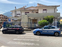 Massacrati di botte per il rispetto della fila del bagno, quattro arresti nel Messinese