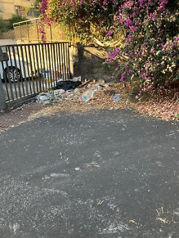 Catania, rifiuti abbandonati in Via Scilla
