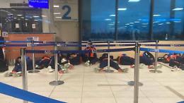 Volo Ryanair resta a terra per un guasto e i calciatori della Juve Netx Gen si attrezzano per la notte...in aeroporto