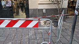 Il capitello caduto in via Etnea e il netturbino "miracolato": a Catania evitata per un soffio la tragedia di Napoli