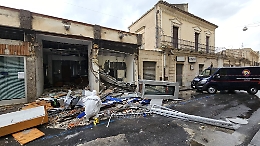 Assalto con "spaccata" ai bancomat di due banche a Vizzini: ladri in azione con escavatore