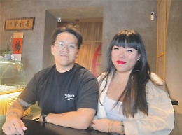 Elisabeth e Valentino, i loro video  ironici per spiegare la Cina agli italiani attraverso il cibo