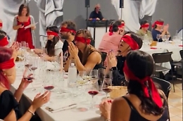 La degustazione di vino? Da bendati è molto più divertente fra parole, profumi, ironia e musica
