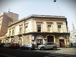 Cibali, giù il palazzo dei primi del Novecento: al suo posto ne nascerà uno di cinque piani