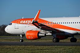 Equipaggi EasyJet proclamano sciopero: offerte aziendali bocciate, personale chiede contratto europeo
