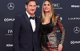 Ilary Blasi lo denuncia per abbandono di minori, Totti indagato a Roma. Ma lui: «C'era la baby sitter»