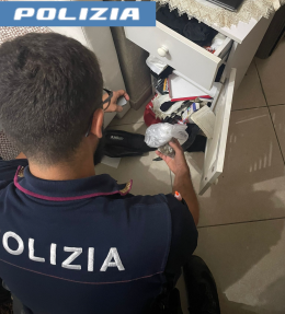 Forzano posto di blocco in piazza Europa e fuggono per Picanello: arrestati due pusher