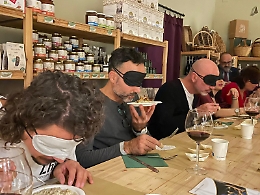 Una cena al buio per riscoprire il “senso” del cibo e i prodotti siciliani