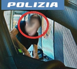 Ruba dentro un'auto ma riprese di una dash cam lo incastrano: denunciato