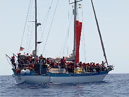 Ong salva 18 persone al largo della Tunisia ma quando arriva a Lampedusa c'&egrave; il fermo: CompassCollective si difende