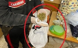 Spaccio al Fortino, coinvolto anche un minorenne: nel suo comodino trovati crack e munizioni