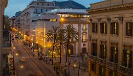 Furto con spaccata alla Rinascente: presi di mira la gioielleria e l'abbigliamento