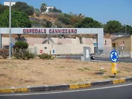 Si finge volontaria della Croce Rossa per arraffare soldi: truffatrice smascherata da vigilante del Cannizzaro 