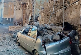 Vecchia abitazione crolla ad Adrano: auto schiacciata e tragedia sfiorata per donna e bambini