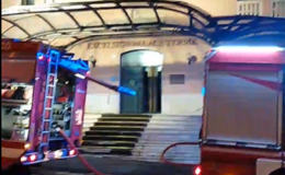 In fiamme l'ex hotel Excelsior di Acireale: la struttura in disuso spesso occupata da senzatetto