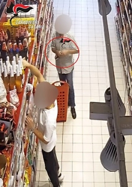Rubavano liquori in supermercati del Catanese nascondendoli sotto i vestiti: due arrestati