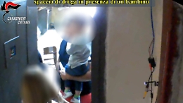 Lo spaccio di droga con i bimbi in braccio: i pm chiedono le condanne per diciassette