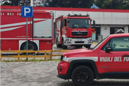 Incendio distrugge l'anfiteatro di un resort: indagano i carabinieri 